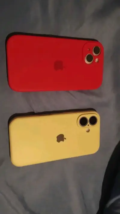 Dos smartphones en fundas - miniatura 2