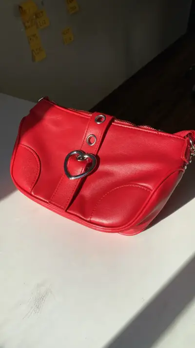 Cartera roja con adorno de corazón - miniatura 1