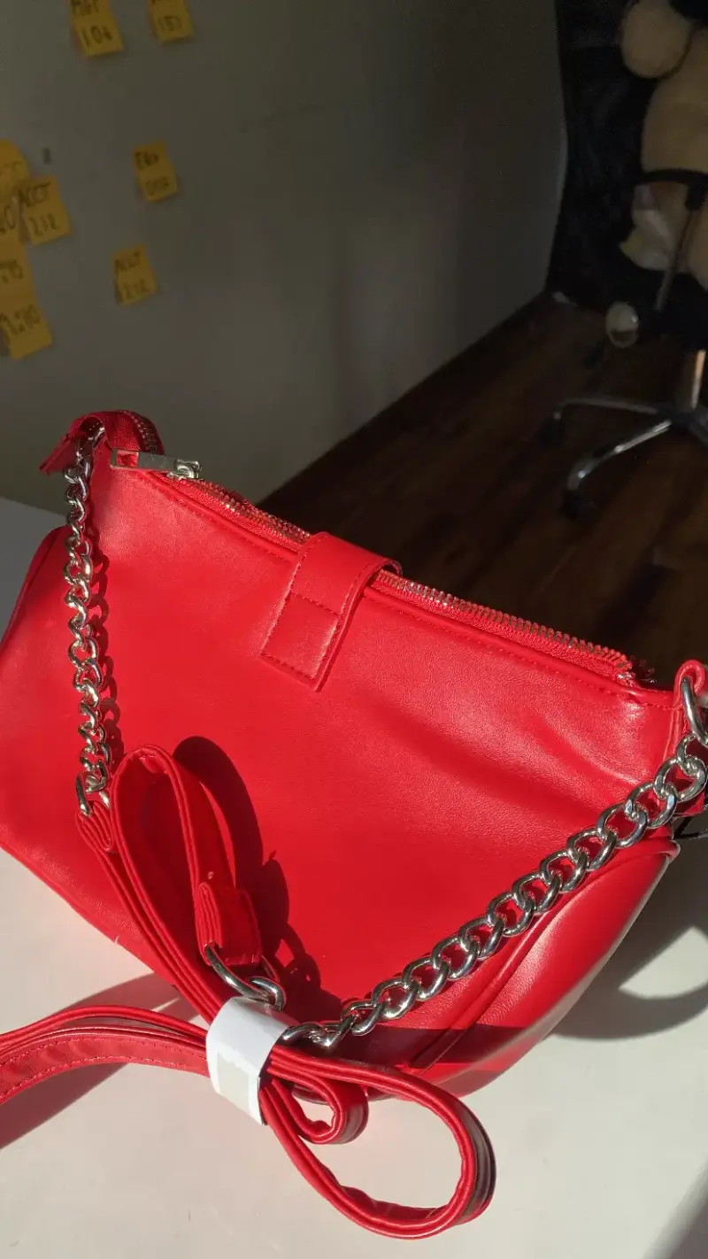 Cartera roja con adorno de corazón - 2