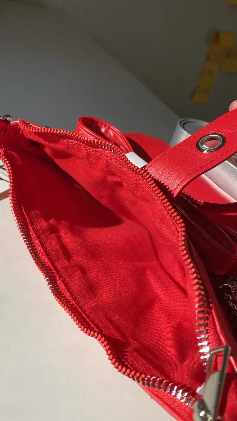 Cartera roja con adorno de corazón - 3