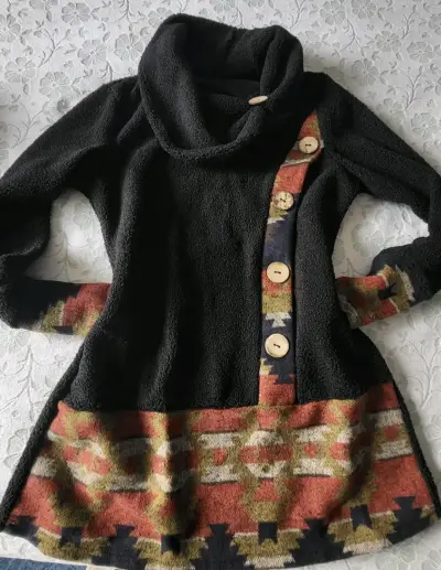 Suéter negro con botones decorativos - miniatura 1