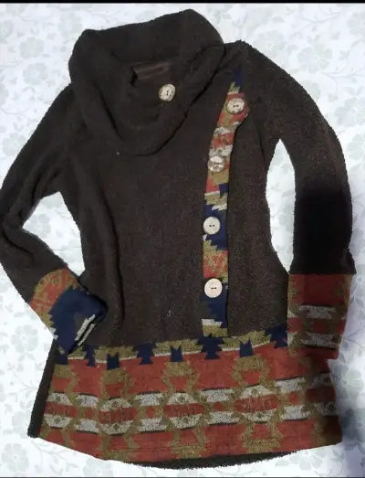 Suéter negro con botones decorativos - miniatura 3