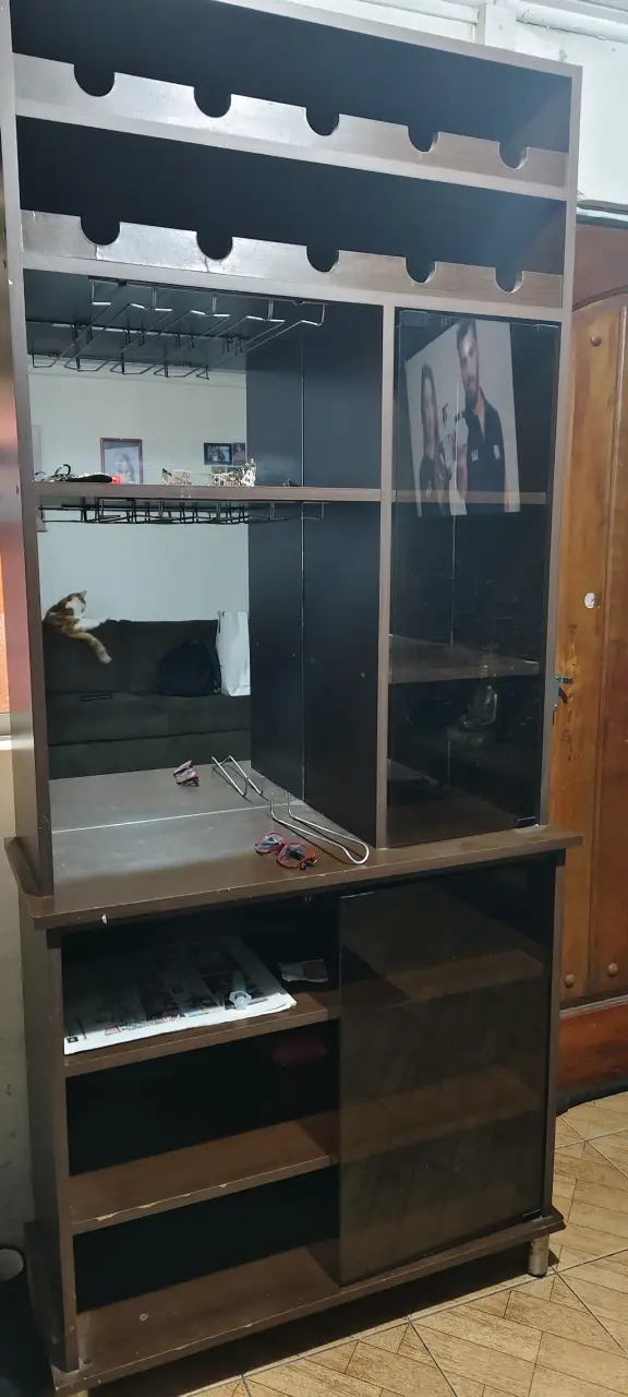 Mini bar de madera con estantes