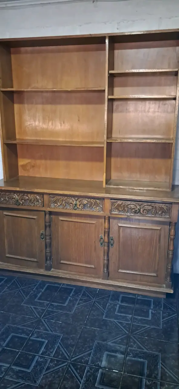 Mueble vitrina de madera