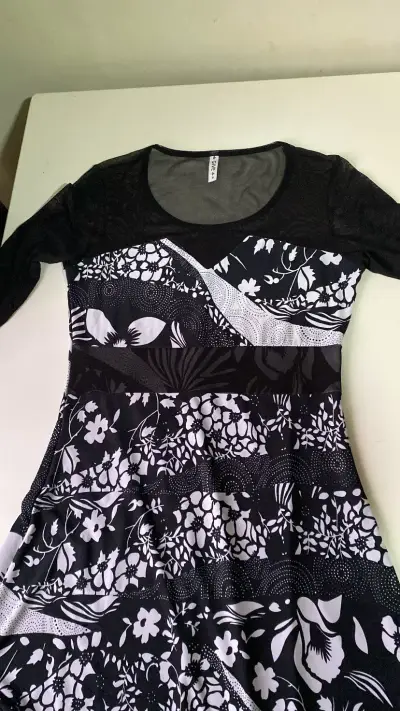 Vestido negro y blanco con estampado. Marca Gives - miniatura 1