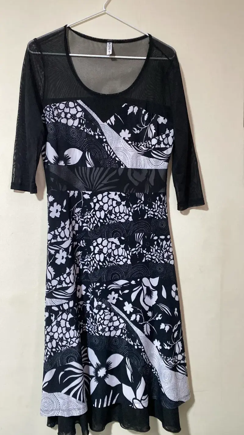 Vestido negro y blanco con estampado. Marca Gives - 2