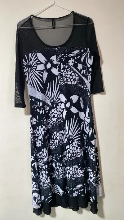 Vestido negro y blanco con estampado. Marca Gives - miniatura 3