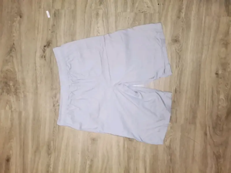 Shorts deportivos grises - 1