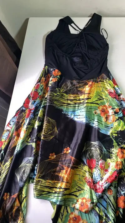 Vestido floral negro y colorido. Talla M - miniatura 1