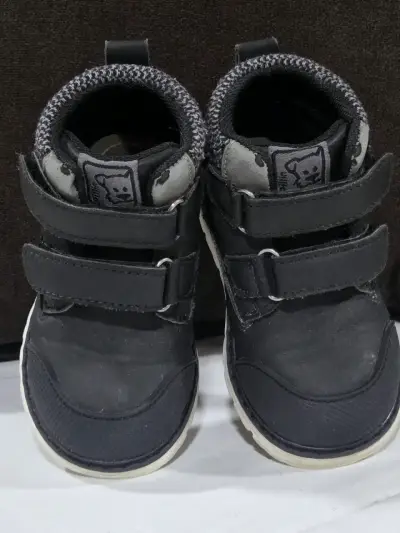 Zapatos infantiles negros con velcro talla 22 - miniatura 1