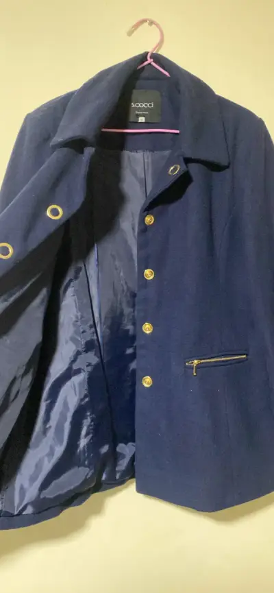 Abrigo azul con botones dorados - miniatura 3