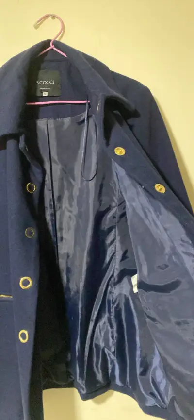 Abrigo azul con botones dorados - miniatura 4