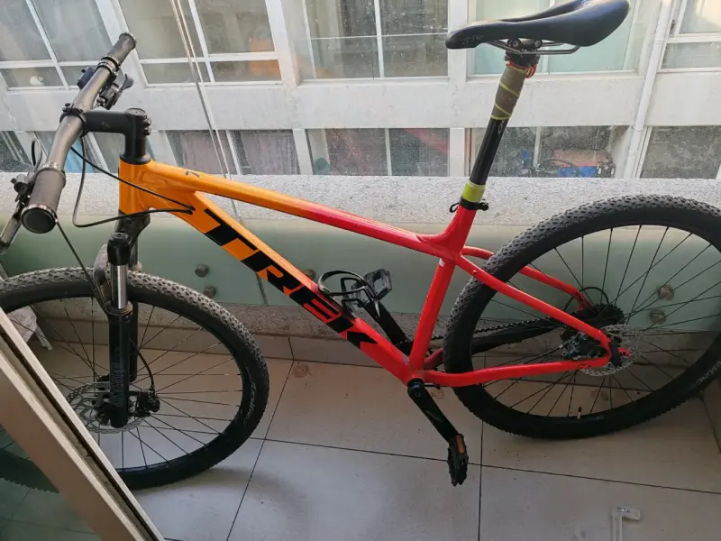 Bicicleta montaña Trek color naranja con negro - 1