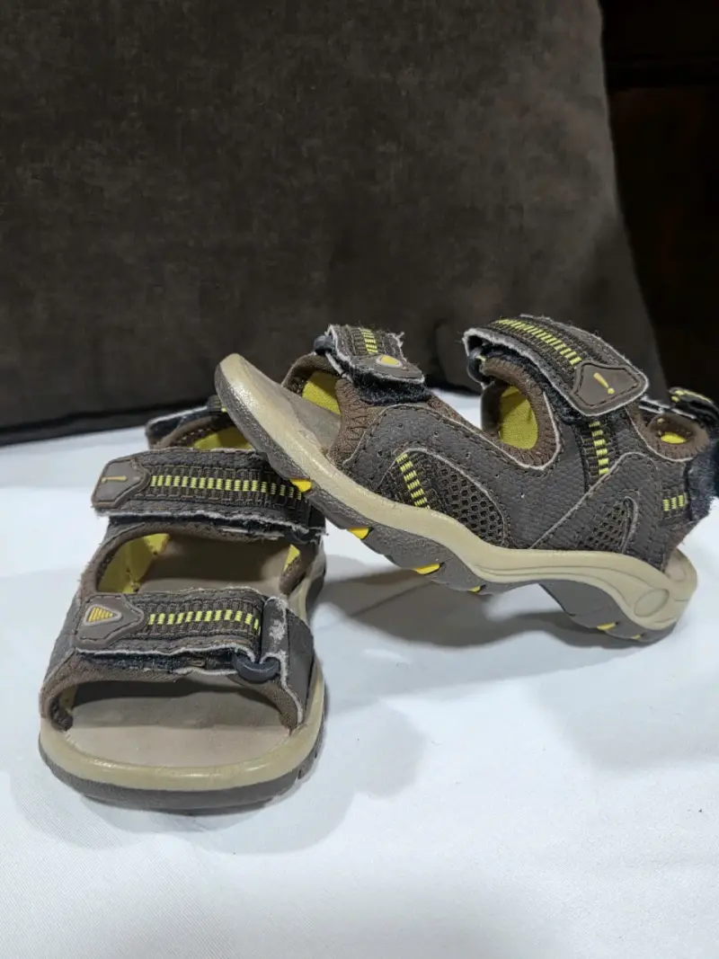 Sandalias deportivas marrones para niños - 1