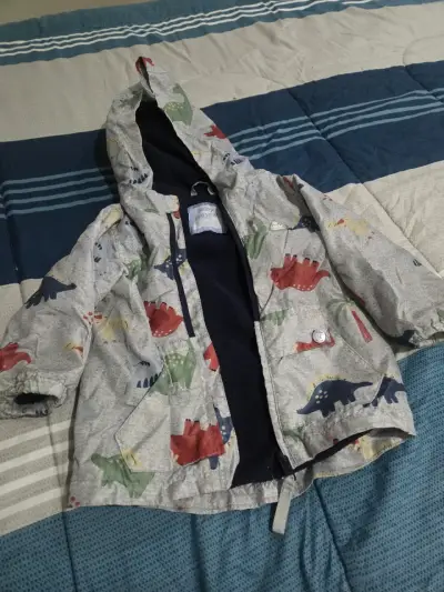 Chaqueta infantil con dinosaurios - miniatura 1