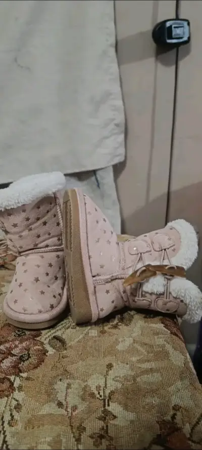 Botines de bebé rosados con estrellas - miniatura 1