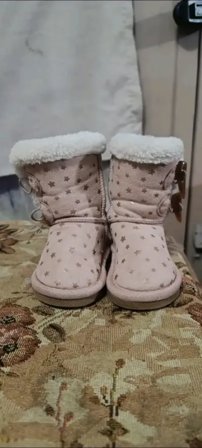 Botines de bebé rosados con estrellas - miniatura 3
