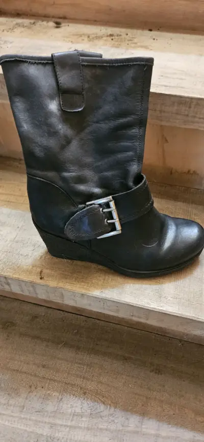 Botín negro con hebilla decorativa - miniatura 1