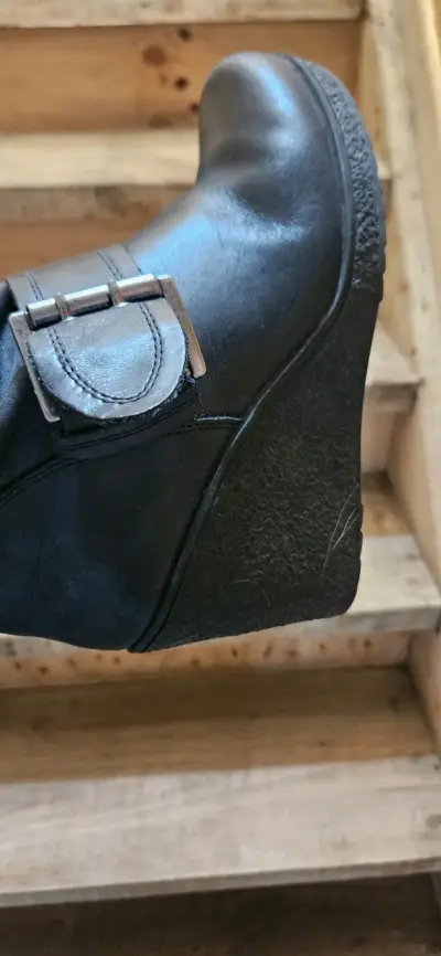 Botín negro con hebilla decorativa - miniatura 2