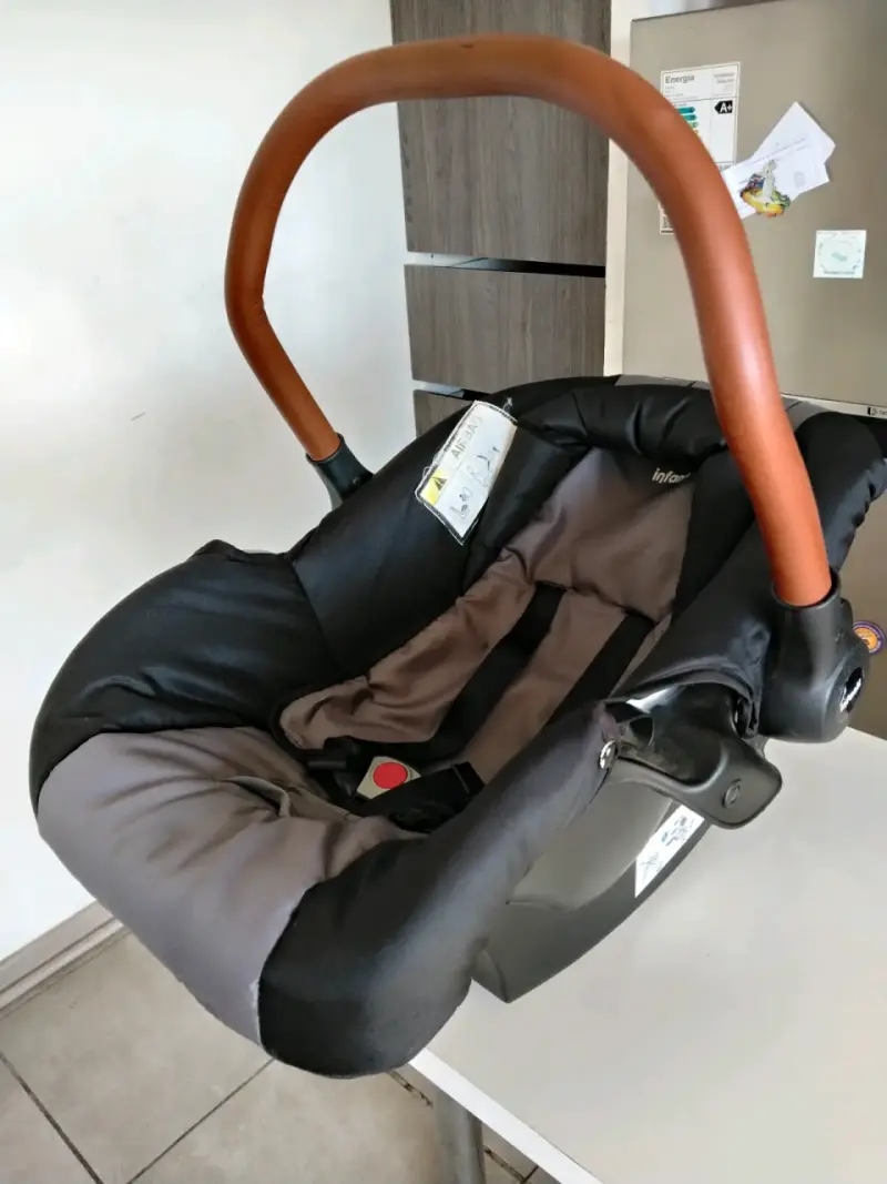 Silla de auto para bebé negra - 1