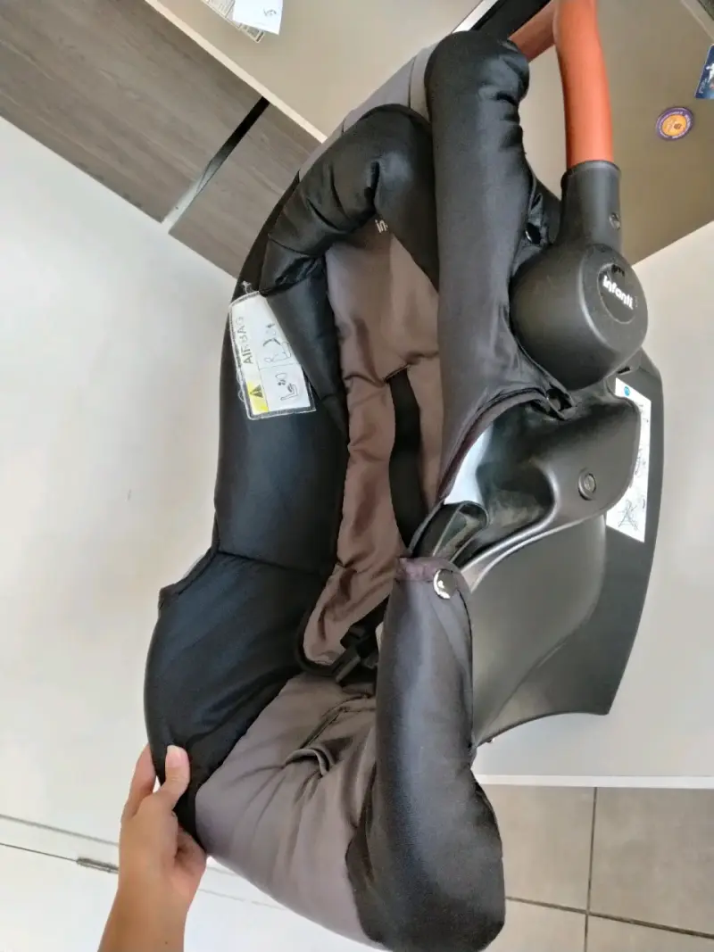 Silla de auto para bebé negra - 2