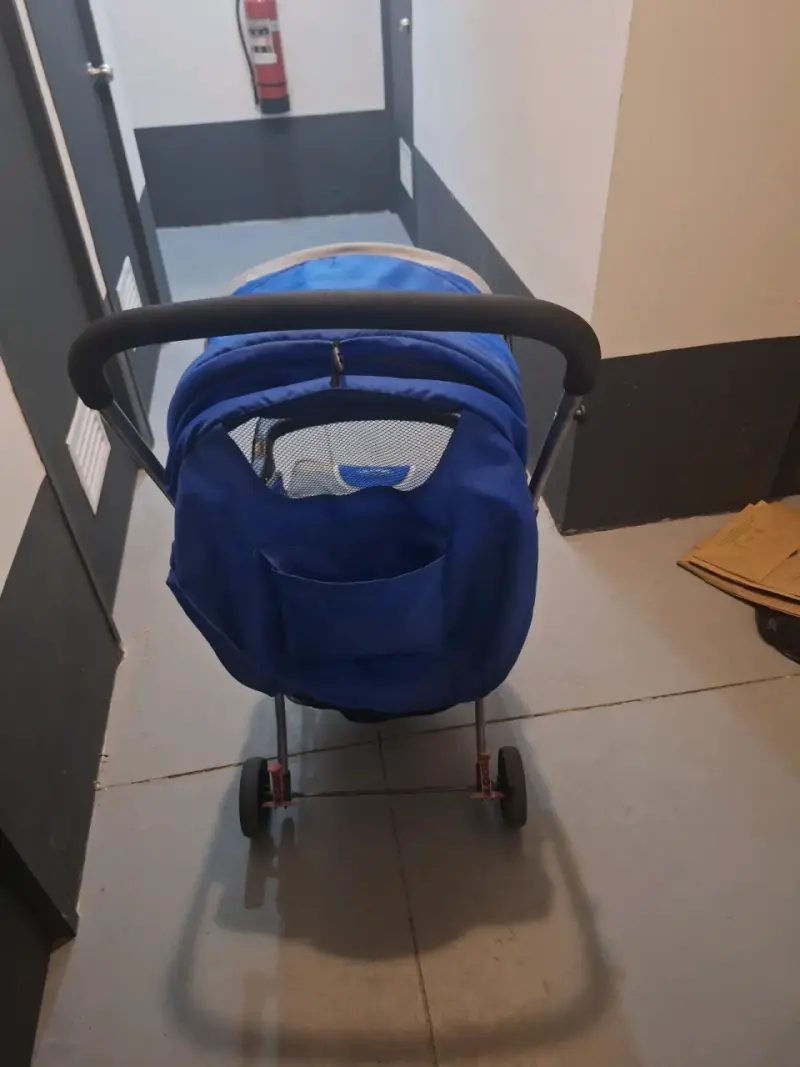 Coche de bebé azul compacto - 1