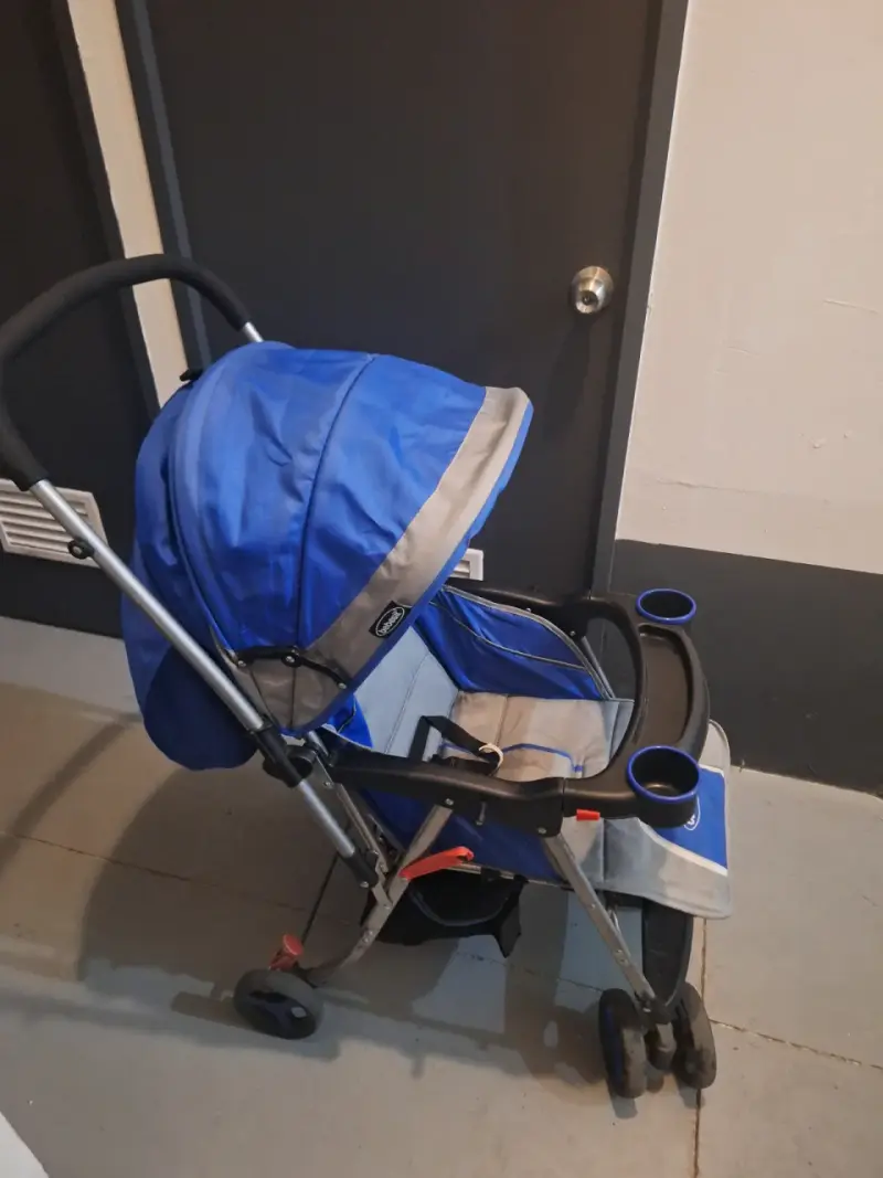 Coche de bebé azul compacto - 2