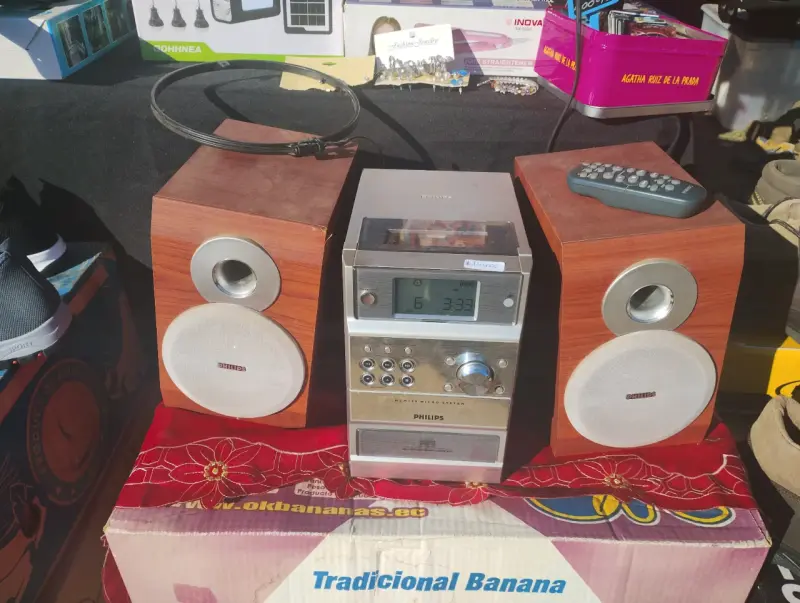 Equipo de audio Philips con parlantes - 1