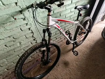 Bicicleta Caloi blanca y roja - miniatura 1