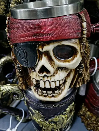 Taza Decorativa Calavera Pirata - miniatura 1
