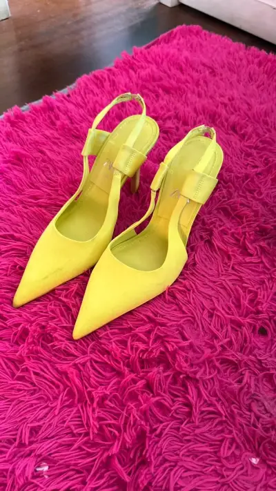 Zapatos de tacón amarillos - miniatura 1