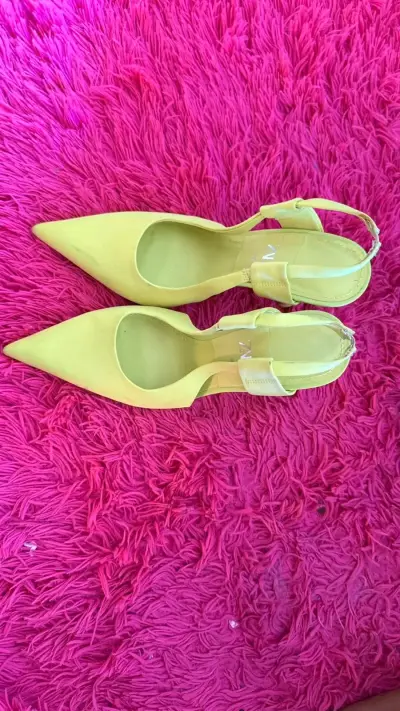 Zapatos de tacón amarillos - miniatura 4