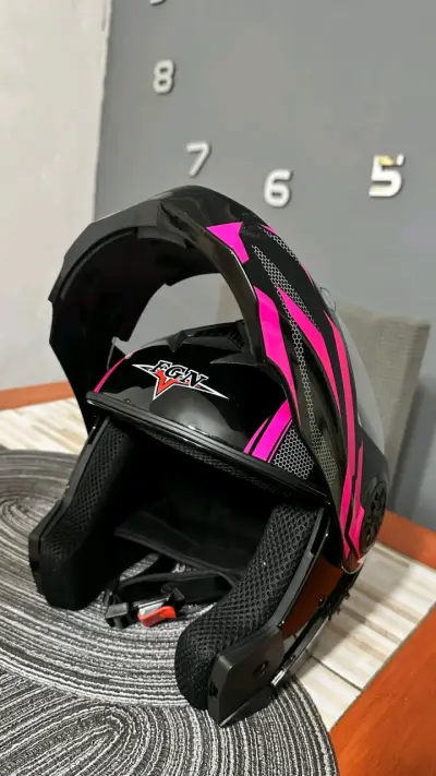 Casco de moto negro y fucsia - miniatura 1