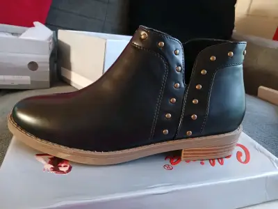 Botines negros con tachas - miniatura 1