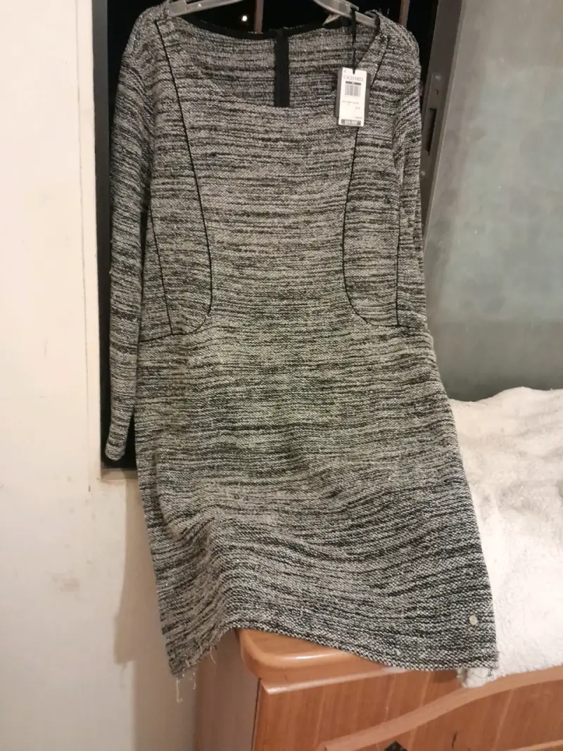 Vestido gris de punto con etiqueta