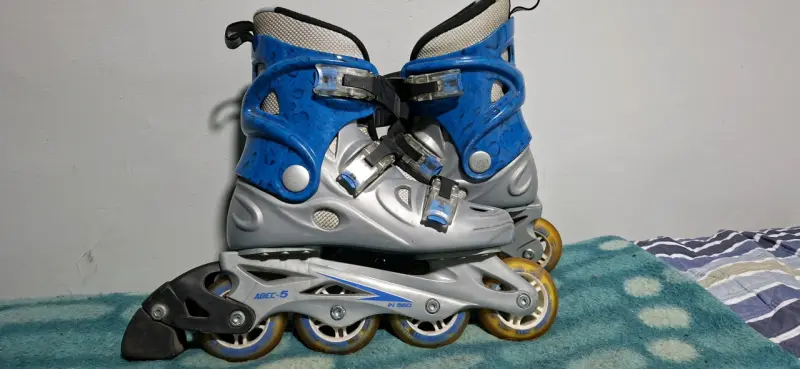 Patines en línea grises y azules - 2