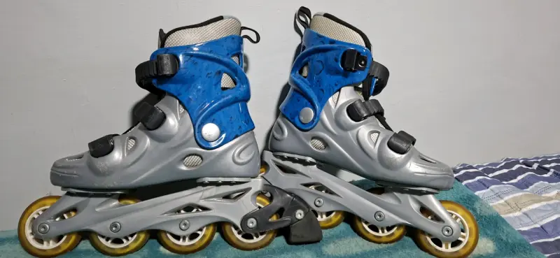 Patines en línea grises y azules - 4