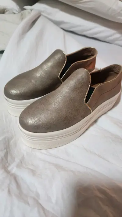 Zapatillas slip-on doradas - miniatura 1