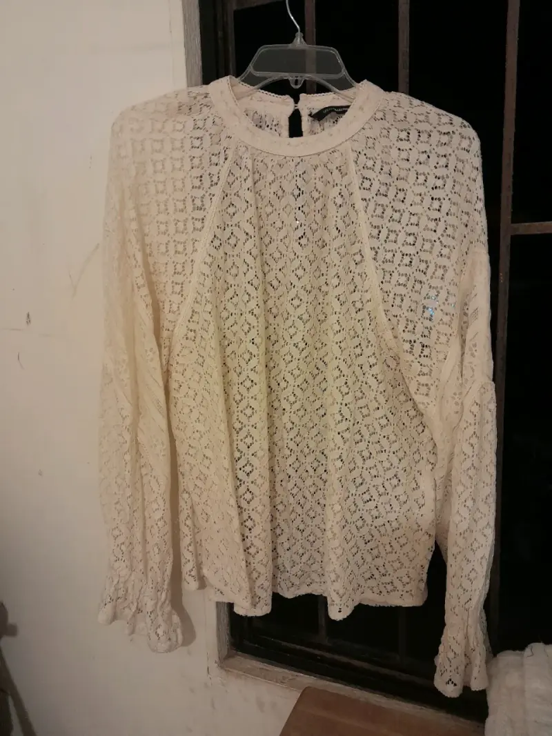 Blusa de encaje beige