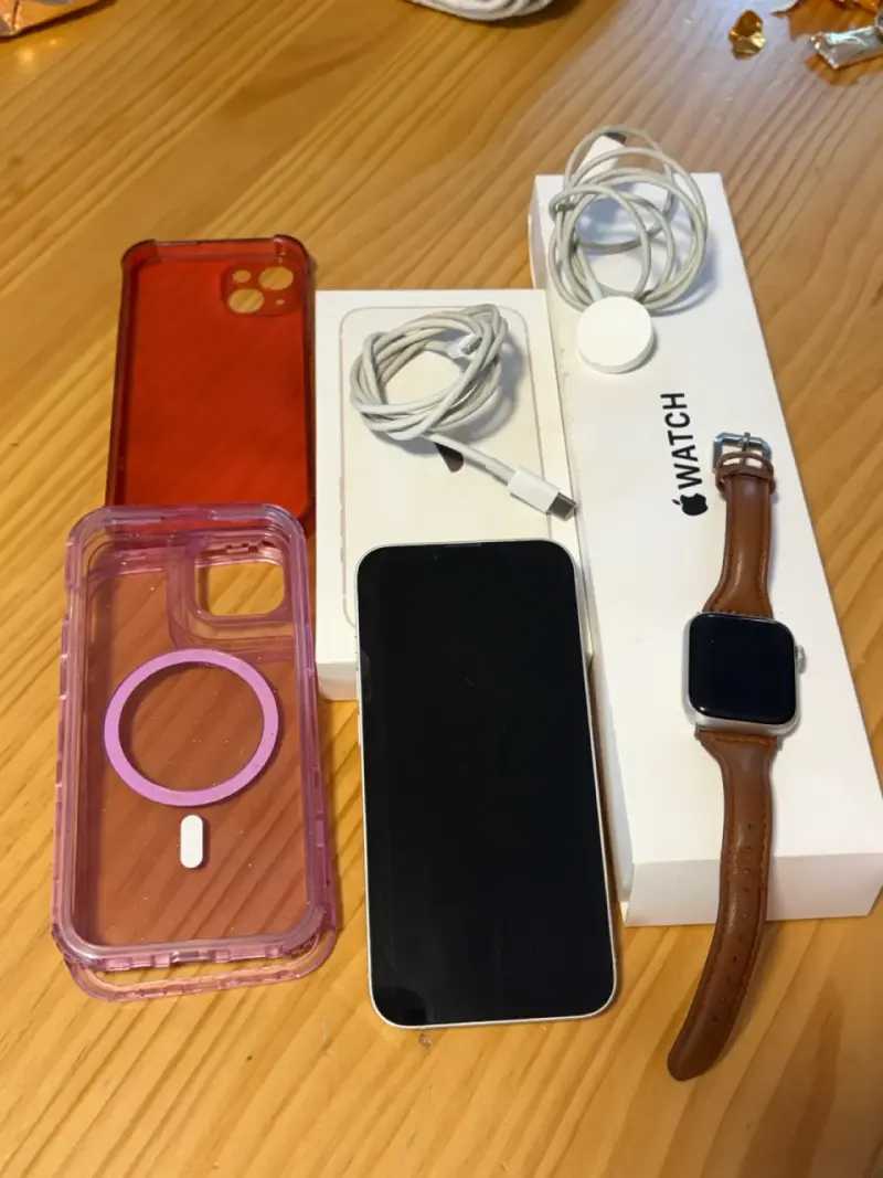 iPhone 13 y Apple Watch SE con accesorios - 2