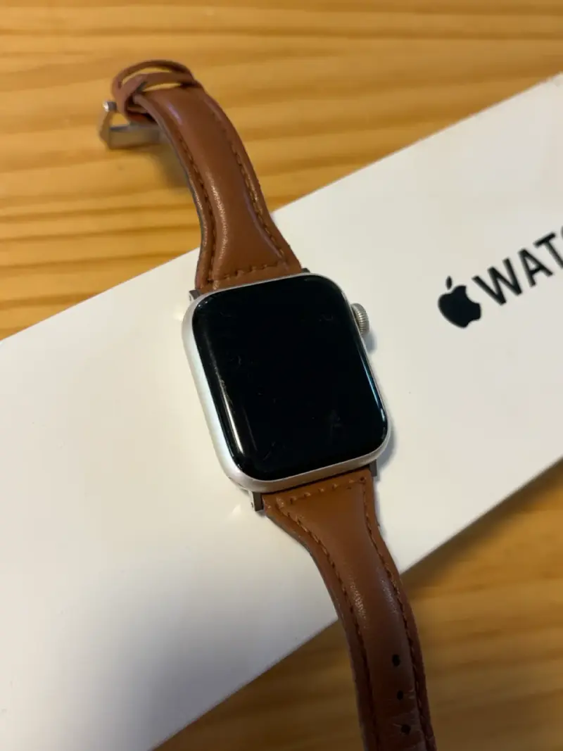 iPhone 13 y Apple Watch SE con accesorios - 3