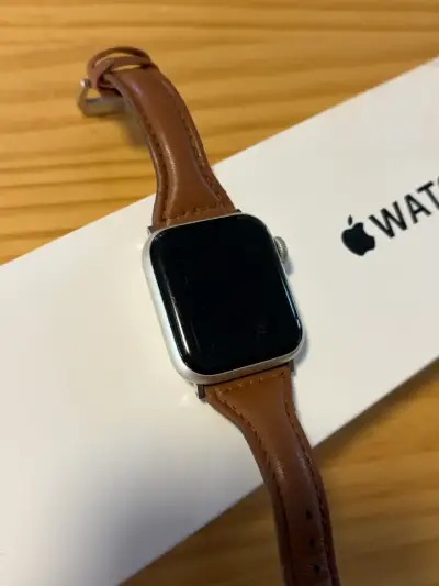 iPhone 13 y Apple Watch SE con accesorios - miniatura 3