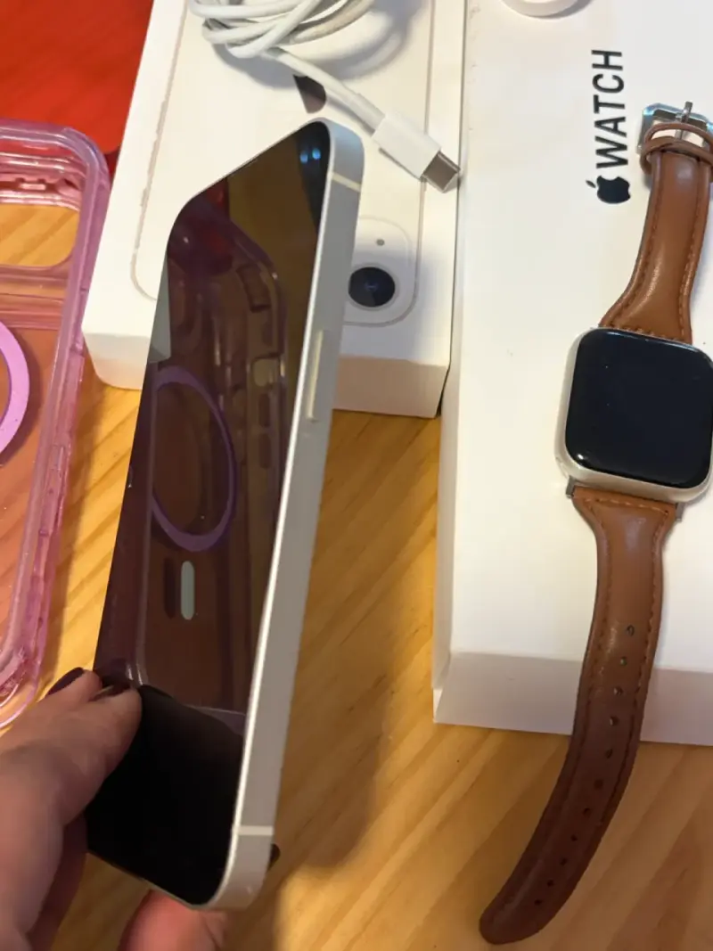 iPhone 13 y Apple Watch SE con accesorios - 5
