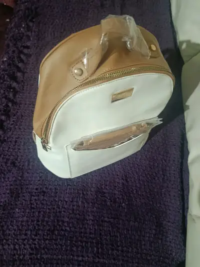 Mochila pequeña beige y blanca - miniatura 1