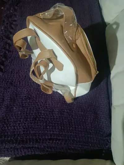 Mochila pequeña beige y blanca - miniatura 2