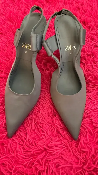 Tacones negros Zara en buen estado - miniatura 2