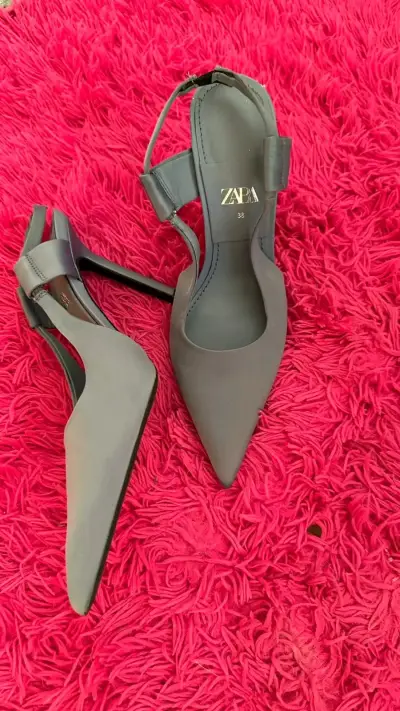 Tacones negros Zara en buen estado - miniatura 3