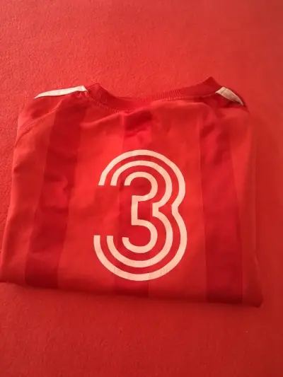 Camiseta deportiva roja con número - miniatura 1
