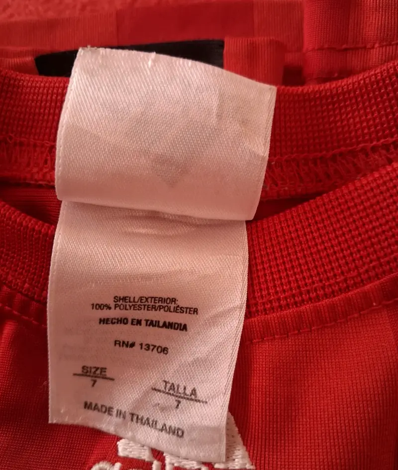 Camiseta deportiva roja con número - 2