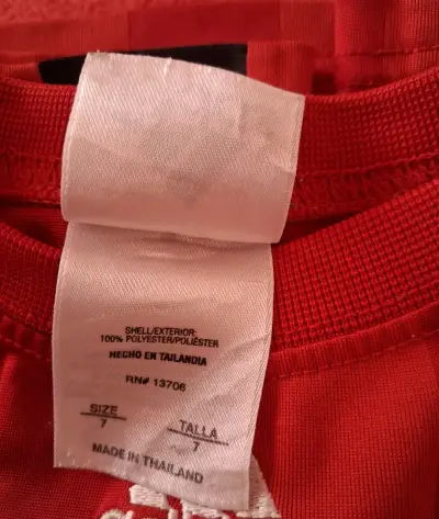 Camiseta deportiva roja con número - miniatura 2